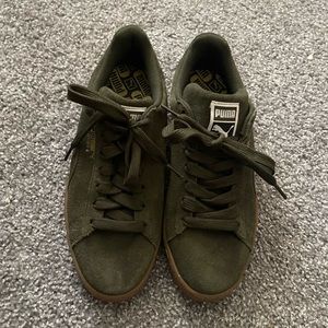 Puma suede sneakers army green size 9
